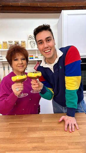 Emanuele Ferrari on Instagram: "Ciao Orietta vuoi venire a casa mia a insegnarmi il tuo dolce preferito? SÌ! 💛 È andata veramente così, ed eccoci qui insieme, di nuovo 💛✨🥹 @bertiorietta ⭐️ La zuppa inglese è anche il suo cavallo di battaglia, siccome nel video spieghiamo poco, vi lascio qua le dosi e i passaggi per farla venire ✨ PERFETTA ✨ Qui le dosi per circa 4 porzioni: 100 g di biscotti savoiardi 400 g di latte intero fresco 100 g di panna liquida fresca 6 tuorli medi freschissimi 120 g 
