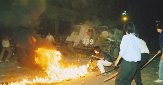 Ο Κινέζος στρατηγός που αρνήθηκε να καταστείλει τις διαδηλώσεις στην πλατεία Τιενανμέν [σπάνιο βίντεο]