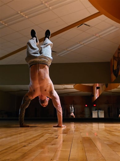 not the most reps I've ever done, but i feel like i have more control now. I can actually put focus on certain muscles, rather than just blasting through a rep however I could get it done. so the progress is still progressing lol..... good times😁 #handstand #gym #fitness #calisthenics #balance
