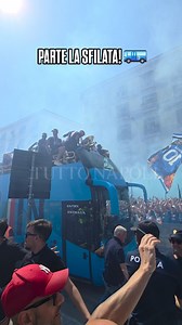 È iniziata la parata dei due bus con i calciatori campioni d'Italia! 📸😍❤️‍🔥 Un'atmosfera da brividi! Lungomare pieno! 🌋 @daniele_rodia #TuttoNapoli #ForzaNapoliSempre #SerieA | Tutto Napoli
