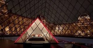 Airbnb e o Louvre transformam pirâmide do museu em quarto de hotel