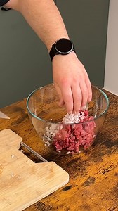 ⭐ Przepis na Tatara z Niezwykłym Składnikiem😉 Jak zrobić tatara? Moim zdaniem tak jak na video!😁 A tak serio przepis na tatara ma to do siebie że możecie użyć takich dodatków które najbardziej Wam smakują! Jest jednak kilka podstawowych zasad których po prostu warto się trzymać i o tym opowiem Wam w tym materiale. Jak wiadomo kuchnia polska i tatar to dobrana para więc idealnie sprawdza się na przystawkę ale swoją prawdziwą moc uwalnia w formie przekąski na imprezę! Wiadomo o co chodzi😉 Spraw