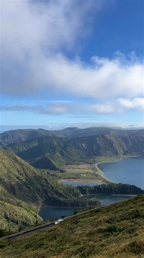 ‎Aviran.A | אבירן טרוולס | Aviran Travels ✈️‎ on Instagram‎: "אם אתם מחפשים יעד רומנטי ומיוחד לירח דבש או חופשה זוגית 💑✨ תכירו את האי סאו מיגל באיים האזוריים 🇵🇹 אי מבודד באמצע האוקיינוס האטלנטי 🌍 עם מלא אגמים וולקניים 🌋, חופים מדהימים 🏖️, מעיינות חמים טבעיים ♨️ ונופים עוצרי נשימה 🌅 תוסיפו לזה עיירות קטנות 🏘️, אוכל מקומי טעים במיוחד 🍽️ וריזורט מפנק עם נוף לאוקיינוס 🌊 וקיבלתם אחד היעדים הכי רומנטיים שאפשר לדמיין במחיר משתלם שלא שוחק את הכיס 💸 איך מגיעים מישראל? אין טיסות ישירות מישראל (