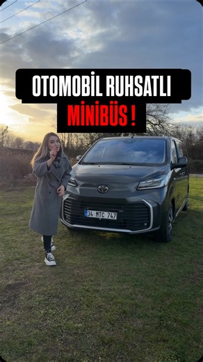 Toyota Proace Verso, hem geniş aileler hem de VIP taşımacılık yapan profesyoneller için tasarlanmış, çok yönlü ve fonksiyonel bir yolcu taşıma çözümü sunuyor. Dokuz kişiye kadar genişletilebilen modüler koltuk yapısı, ferah iç hacmi ve konfor odaklı donanımlarıyla uzun yolculukları bir keyfe dönüştürürken, Toyota Safety Sense gibi gelişmiş güvenlik teknolojileriyle emniyeti en üst seviyede tutuyor. Modern tasarımı, pratik sürüş asistanları ve hem şehir içi hem de şehirler arası kullanıma uygun v
