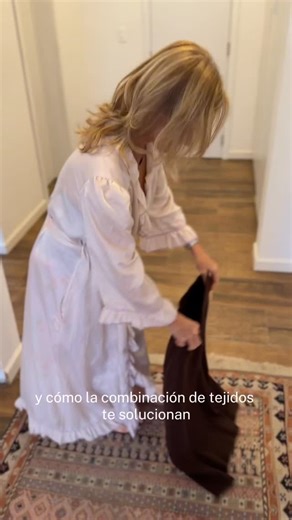 Simplemente Rose on Instagram: "Hoy le muestro dos propuestas en pura lana y las invito a mirarse al espejo, como cuando jugaban frente a él probándose ropa de mamá. Jueguen y diviértanse, mirándose con compasión, con cariño, con dulzura y van a ver cómo cada prenda les luce mucho mejor! Faldas , suéteres, ruana, shawl, y accesorios @zingara.uy #simplementerose #uruguay #quemepongo"
