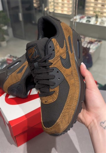 The air max 90 'sound of music' gets a luxurious feel and tons of hidden detailing. Echoing that of a listening room, the Max 90 features a stained wood effect suede upper and cork insole, like the acoustic materials and features a custom back tab with the design of a speaker. Available online now and in select stores. #offspringhqcommunity #nike #listeningroom #airmax #sneakers