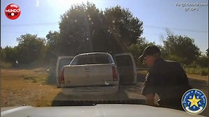 Contrabandistas huyen a toda velocidad y son capturados por valientes oficiales! ¡Inmigrantes rescatados en impactante persecución! | MundoNow