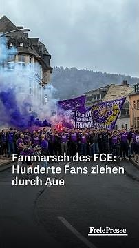 FC Erzgebirge Aue: Hunderte Fans marschieren durch Aue