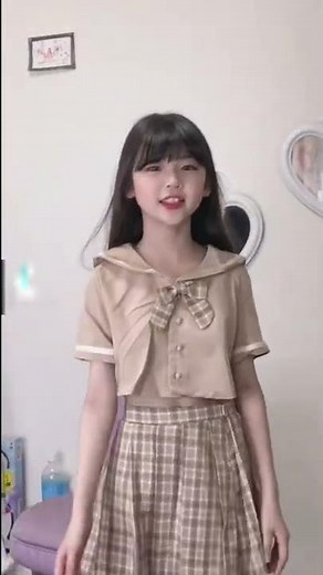 へそ出し制服が嬉しすぎて踊っちゃう小学生 #Shorts