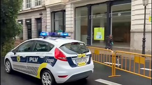 ⚠️🌳 El temporal provoca la caiguda d'un ficus de grans dimensions al centre de València. L'incident, que ha deixat un camió atrapat, ha obligat a tallar el trànsit al carrer del Pintor Sorolla. Última hora sobre pluges 👇 https://www.apuntmedia.es/temes/oratge/ | À Punt NTC