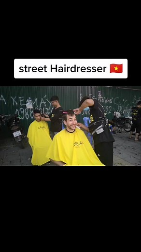 street hairdresser trainee. get a free haircut in the street ^^ #cattoc #tócđẹp #haidresser #tiktokvietnam #vietnam #tây #đườngphố #nguoinuocngoai