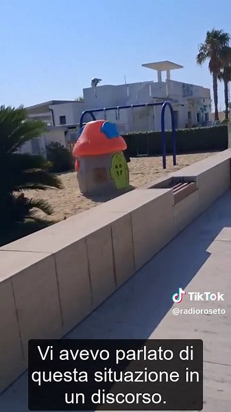 Spiagge vuote a Roseto d’agosto: ombrelloni ancora semivuoti nel weekend