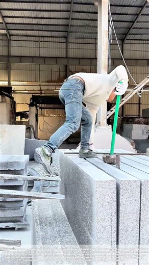 Splitting the Stone: How Wedges and Hammers Turn Granite Into Slabs