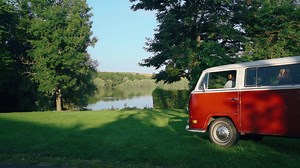 Laissez-vous transporter en plein coeur de la nature en Argonne en Ardenne 🌳 A bord d'un Combi des années 50, emmenez votre famille à la découverte du lac de Bairon 🏖️ sensibilisez-vous à la nature lors d'une visite au Parc Argonne Découverte 🐺 ou à la Maison de la Nature 🔍 développez votre côté artiste auprès de Cynthia 🎨 et initiez vos palais avec de savoureuse glaces Au bon lait de Marguerite 🍦 Préparez votre séjour avec notre magazine Ardennes Inspirations 👉 https://bit.ly/magazine-in