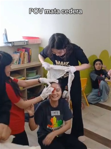 Bila kecederaan mata berlaku Tutup kawasan tersebut secara longgar dengan pelindung. Jika ada bahagian mata/tisu yang tercabut, jangan cuci atau gosok; simpan dengan berhati-hati dalam bekas bersih jika boleh. Hubungi 999 di Malaysia atau bawa mangsa terus ke Jabatan Kecemasan secepat mungkin. #firstaidtraining #certified #trending #kerjaikutumur #umurikutkerja #hiring #sukma #bloodhound #bloodhounq50 #q50