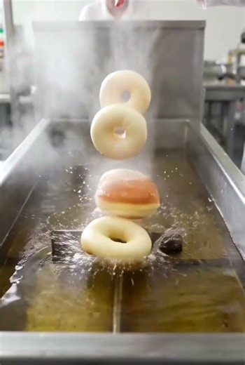 10,000 Donuts Made Every Hour 😱🍩 Inside America’s Mega Donut Factory! #howitsmade #factoryprocess
