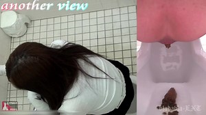 UNKW-039 Close-up face and poop Double view toilet excretion