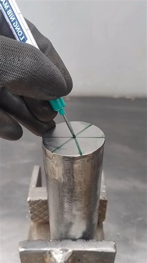 trick that an experienced welder used to find the center of a pipe #idea #diy #art