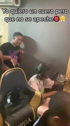 CACO CALIENTE: La Búsqueda de un Cuero desde los 14