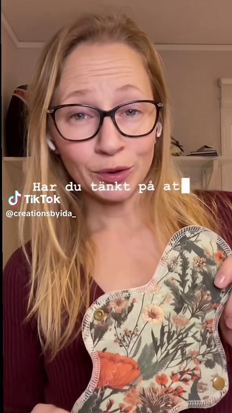 Nästan alla trosor har bomull i grenen – och det är ingen slump. Bomull är mjukt, andas och är snällt mot underlivet 🌿 Därför använder jag ofta Oeko-Tex-certifierad bomull mot huden i mina tygbindor. Du förtjänar en bekväm vardag även när du har mens 🌸 Kommentera om du vill se nästa material i serien 💛 #tygbindor #tampong #mensskydd #bindor #trosskydd