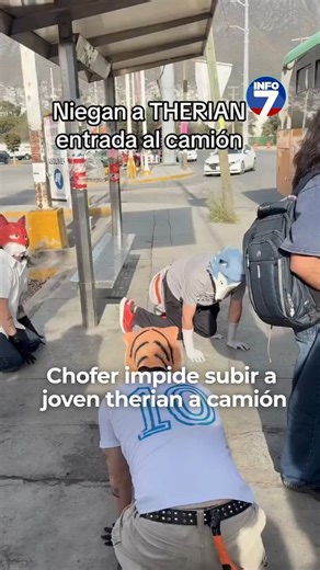 🚍💬 En Nuevo León, un chofer de camión urbano impidió que un joven “therian” abordara la unidad. El momento quedó grabado y rápidamente se volvió viral en redes sociales. En el video, difundido en TikTok, se observa cómo el conductor cierra las puertas del camión mientras el creador de contenido caracterizado como zorro intenta subir. La escena desató un intenso debate entre usuarios, muchos de los cuales respaldaron la decisión del chofer, mientras otros pidieron mayor tolerancia. 📹: IG @soci