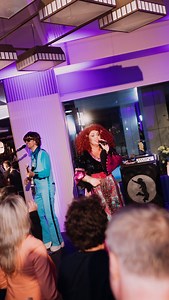 A milestone that began in 1975 when Hilton Vienna opened its doors as the country’s very first Hilton hotel. Today, together with @hiltonviennaplaza and @hiltonviennawaterfront, we proudly continue Conrad Hilton’s vision of exceptional hospitality. The evening was filled with unforgettable moments: inspiring moderation by Corinna Kamper , groovy 70s beats by The Bad Powells, and the stunning premiere of the “Future Dress” by 19-year-old designer Costina Cindea, symbolizing the next generation of