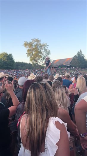 Justin Moore stopped the show after a USA chant and sang the National Anthem. // whiskeyriff.com @Justin Moore #whiskeyriff #justinmoore