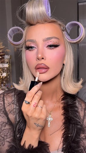 Alice Dickson | full glam makeup moment ✨💓✨ Products @sally_hansen Airbrush Legs Spray @kyliecosmetics Skin Tint @hnbcosmetics Concealer, Cream Blush... | Instagram