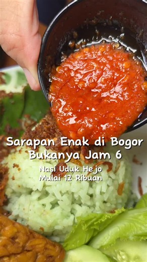 Lia Maulida on Instagram: "Libur panjang nggak perlu ribet mikirin makan 🍃 Di Ciomas ada Nasi Hejo Ngonah, nasi uduk hejo khas Bogor yang bukanya dari jam 6 pagi dan harganya mulai 12 ribuan aja. Nasi uduknya wangi, pilihannya banyak—mulai dari paket nasi uduk hejo ayam goreng, nasi paru, sampai cemilan kayak batagor, bola ubi coklat lumer, dan es krim ketan hitam yang bikin nagih 🤤 Minumannya juga ada es teh hejo dan kopi susu gula aren. Tempatnya nyaman, kids friendly, cocok buat makan baren