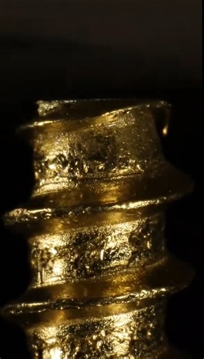 Grinding a Screw – An Unexpected Close-Up Perspective