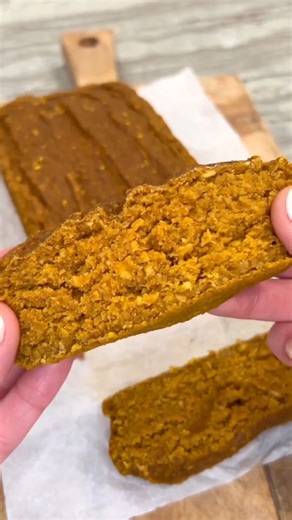Flourless Pumpkin Bread 😍 Hearty oats, pure pumpkin, maple syrup, eggs, baking soda and pumpkin spice are blended together to create the batter for this bread. It’s perfection, any way you slice it! 🧡 | The Bakermama