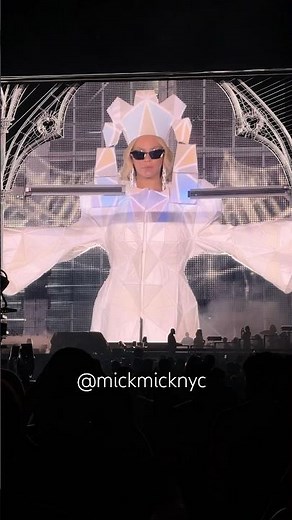 Beyoncé color changing dress 👑🐝😍 Renaissance Tour Metlife Stadium