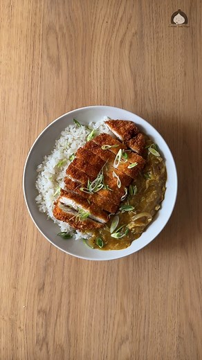 Katsu Curry Fácil y Rápido 🤤 👉🏻 Receta completa paso a paso con ingredientes y cantidades en mi web: https://cocinaconcoqui.com/katsu-curry-japones/ Carne rebozada con panko, salsita de curry y arroz blanco. ¿A que suena bien esta combinación? Esta receta de pollo al curry japonés no es del todo tradicional, pero es una versión más fácil y rápida para que cualquiera pueda hacerla en casa. ¡Espero que disfrutes el vídeo y te guste la recetita! ©️Cocinaconcoqui (Receta Remember) ¡Siempre es bue