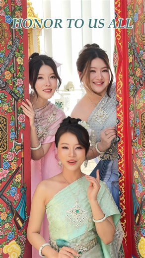 Sisters’ Time on Instagram: "🇹🇭 นำศักดิ์ศรีให้เรา Honor to Us All - MULAN 🎤Cover by Sisters’ Time Styling by @onedaythai_th วันนี้ Sis ได้ใส่ชุดไทยเดินเล่นในเมืองกรุงเป็นครั้งแรกเลยค่ะ 🥰 เลยถือโอกาสร้องเพลง Honor to Us All (Thai Ver.) จากการ์ตูนเรื่องดิสนีย์เรื่องโปรด“มู่หลาน” มาให้ทุกคนฟัง ทำนองเพลงจีนและเพลงไทยมีความคล้ายกันด้วยสเกล Pentatonic เราจึงลองเพิ่มจังหวะให้สนุกด้วยเสียงฉิ่งของไทย ฟังแล้วเข้ากันดีมากเลยค่ะ ✨หวังว่าทุกคนจะชอบนะคะ ถ้าอยากให้ Sis แต่งตัวสวยๆ ร้องเพลงในสถานที่สวยๆ แบบ