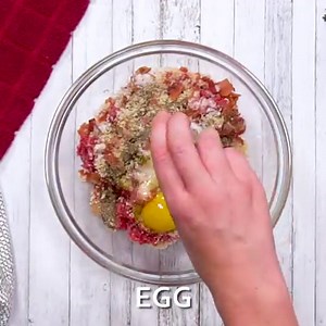 These CHEESEBURGER MEATLOAVES are loaded with bacon and cheddar cheese, an easy meal the whole family will love! RECIPE: https://www.dinneratthezoo.com/cheeseburger-meatloaf/ | Dinner at the Zoo