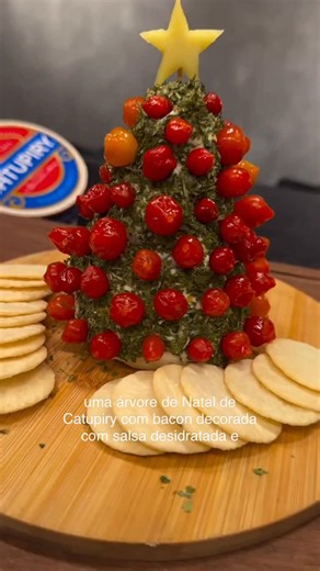 Mônica Guerra -receitas fáceis- on Instagram: "Árvore de Natal 🎄 Catupiry (disco grande? 1 xícara de chá de bacon Misture tudo e modele a massa com a ajuda de um plástico filme Decore com salsa desidratada e pimenta biquinho! #monicaguerra #receitasmonicaguerra #receitasdenatal #natal2025"
