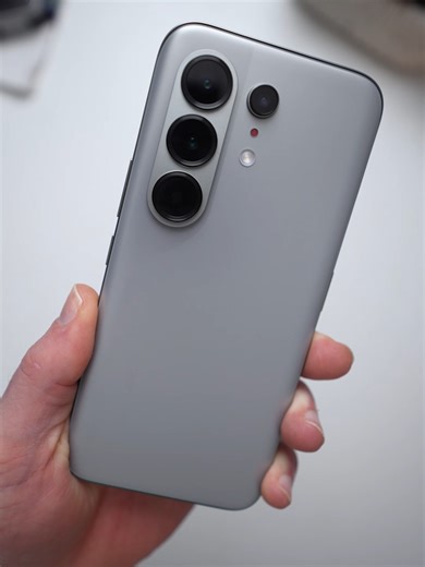 Looking for a mid-range phone with the looks of a flagship #android #smartphone? Meet the #TECNOCamon50Ultra. I have to say, it kinda looks like the new #GalaxyS26Ultra and that's certainly not a bat thing! #unboxing #tecno #tech #smartphones #technology