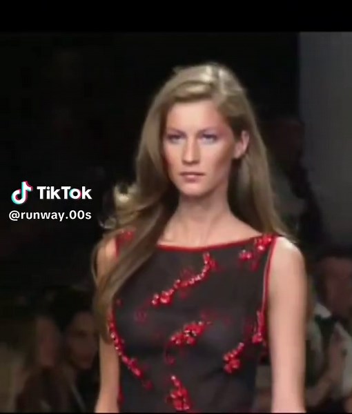 Gisele Bündchen's Iconic Valentino Catwalk Show