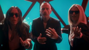 ‘AMA’ di Eros Ramazzotti, out now: youtu.be/rFsDj-jJPCQ “Ama come senti in ogni forma libera perchè anche tu lo sai, lo capirai che i sentimenti non puoi tenerli in gabbia. Ama in ogni forma che l'amore libera perchè anche tu così rinascerai tutte le volte che amerai di nuovo…” L’amore è ovunque e ha mille sfaccettature. L’amore è il motore della mia vita… e se c’è un posto dove i metri quadrati non hanno prezzo, che sa espandersi infinitamente, un terreno pieno di risorse e lo puoi dare a chi v