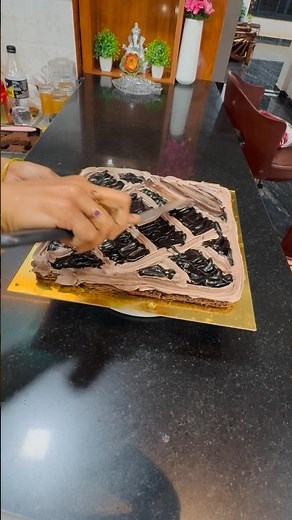 Chocolate Ganache Layering & Crumb Coat 🎂🍫 | Christmas Cake Part 2