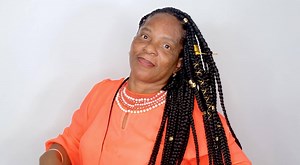 These knotless box braids with locs for this week's 'Braid Up' are everything! If you're thinking of trying out these braids, make sure you go see an experienced professional, like our hair guru, Stasha Harris, who knows how to perfectly blend the texture of your locs with the texture of the hair extensions (you'll see what I mean in the tutorial). cc: Magicfingersstudio | The Braid Up