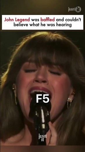 Kelly Clarkson and Ariana Grenade hit 3 notes at once