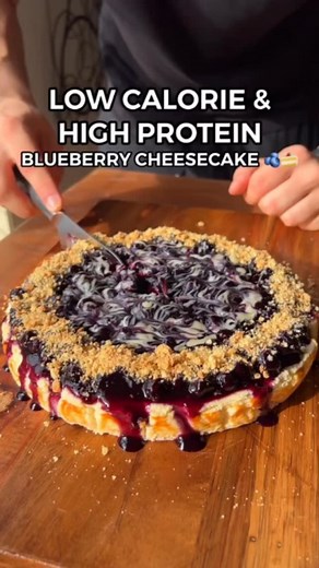 LOW CALORIE BLUEBERRY CHEESECAKE🫐🍰 High Protein & Easy💪🏼 👨‍🍳 @_aussiefitness Looking to satisfy your sweet cravings AND hit your macros at the same time? This blueberry cheesecake is easy, packed with protein, low calorie & actually tastes like a real cheesecake! At only 166 calories with 16g of protein per slice this is an amazing alternative to a protein bar. (Per Serve - 6 Servings Total) 166.5 Calories 12.6gC | 5.3gF | 16.3gP Ingredients 👇🏼 - 150g Light Cream Cheese (Brand: Philadelp