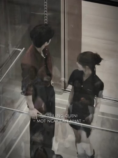 (Full) Ngày hôm sau khi nhận lời tỏ tình của nam thần, tôi lại xuyên không đến mười năm sau. Vừa mở mắt ra, một đứa trẻ mắt to tròn như trái nho rụt rè gọi tôi là mẹ. Sau đó, tôi tìm thấy ảnh cưới trong căn phòng chứa đồ phủ đầy bụi bặm. Không ngờ chú rể trong tấm ảnh ấy lại không phải nam thần… mà là anh ta. — 1. Vừa chợp mắt một giấc, tôi đã xuyên không đến mười năm sau. Khi tỉnh dậy, tôi đang nằm trên một chiếc giường hoàn toàn xa lạ. Đúng lúc tôi còn đang ngơ ngác, đầu óc trống rỗng không bi