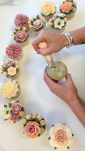 104K views · 2.4K reactions | Another one of my favourite piping tips - the GG1062 is perfect for a sweet frilly design like this but also creates a beautiful rose. Finished with a mini Russian nozzle and a Wilton 81 for the center . #cake #cupcakes #flowers #flowercupcakes # | Kerry's Bouqcakes | Facebook