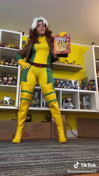 Marvel Rogue Cosplay: A Stunning Resemblance