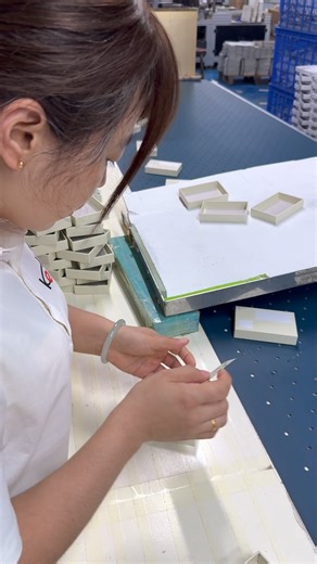 4K views | What can such a tiny box hold? #packagingbox #customfactory #packagingprinting #packagingbox #crossborderecommerce #compact #sourcemanufacturer #smallboxbraids #tinybox | Printing Packaging Gift Box | Facebook