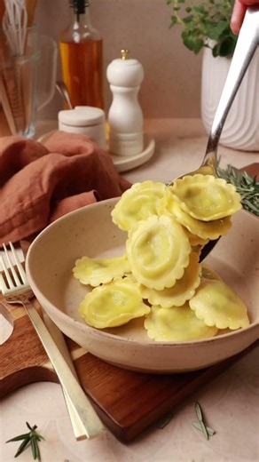 Ricotta & spinach ravioli with butter & rosemary #pastanight #easyrecipe #comfortfood