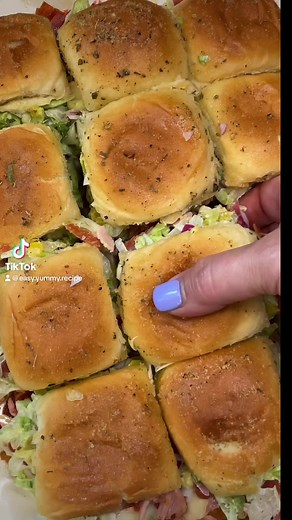 These Chopped Italian Sliders from @whatsmomcooking were n tik tok are absolutely incredible! #chopped #italiansandwich #sliders #yum #EasyRecipe #sandwich #hotsandwiches #gamedayfood | Recipes, Remedies and Cool Stuff