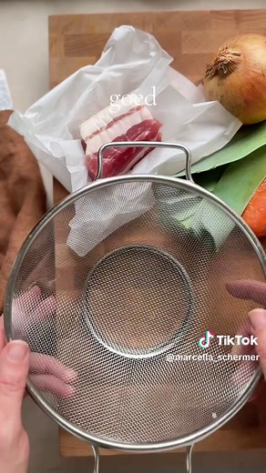 Erwtensoep, zoals mijn moeder het maakt ☺️ Ik postte laatst dat ik ruim 6 liter snert stond te maken voor een feestje, en kreeg het verzoek om het recept te delen. Helemaal niet erg, want dan heb ik het voor mezelf ook een keer op een rijtje 😅 Ik vind het altijd lekker om nog wat croutons toe te voegen, die maak ik van (zuurdesem) brood en bak ik in een beetje roomboter in de pan. 6 personen misschien nog een restje :) * Grote kookpan Ingrediënten * 350 gram spliterwten * 300 gram hamlappen * 1